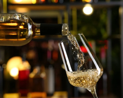 wine-being-poured-180787932-123rf-1000×667.jpg